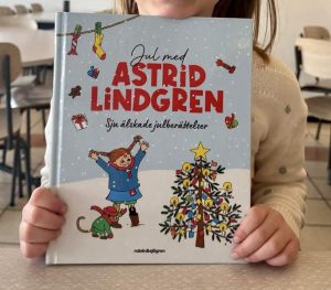Barn visar bok